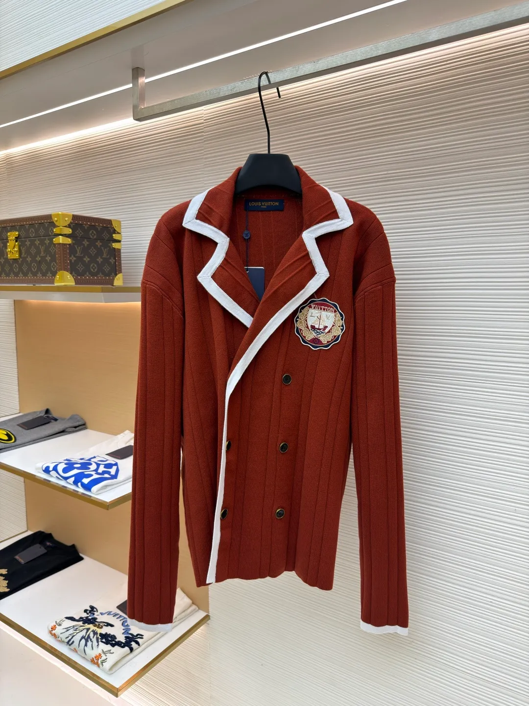 LOUIS VUITTON College style knitted cardigan ●Item number: 1682057-B95 ●Material: wool blended fabric ●Technology: knitted ●Color: red ●Version: fitted version ●Weight: about 755 grams ●Size: S-M-L-XL ●Description: This Louis Vuitton knitted cardigan is made of high-count wool blended fabric. It uses vertical pit strip knitting technology to create a delicate and crisp texture, which is both soft and supportive. The collar, placket and cuffs use contrasting piping technology, with white webbing and caramel brown main body forming a visual hierarchy. The edges are reinforced with overlocking to improve wearability. The double-breasted design on the front uses metallic resin buttons, echoing the three-dimensional badge on the body. The badge uses embroidery + patching composite technology to precisely sew the brand logo and decorative elements. The color transition is natural and not easy to fall off. The overall shape is optimized through diagonal side seam splicing, which not only retains the looseness of knitting, but also enhances the sharpness of the lines. It is a combination of craftsmanship and design. The overall wiring is straight and delicate, the fabric is comfortable and soft, and the color is consistent without color difference. It can be matched with the same style to create a fashionable look and control various occasions. Customized accessories, complete with three standards, same style for men and women!
